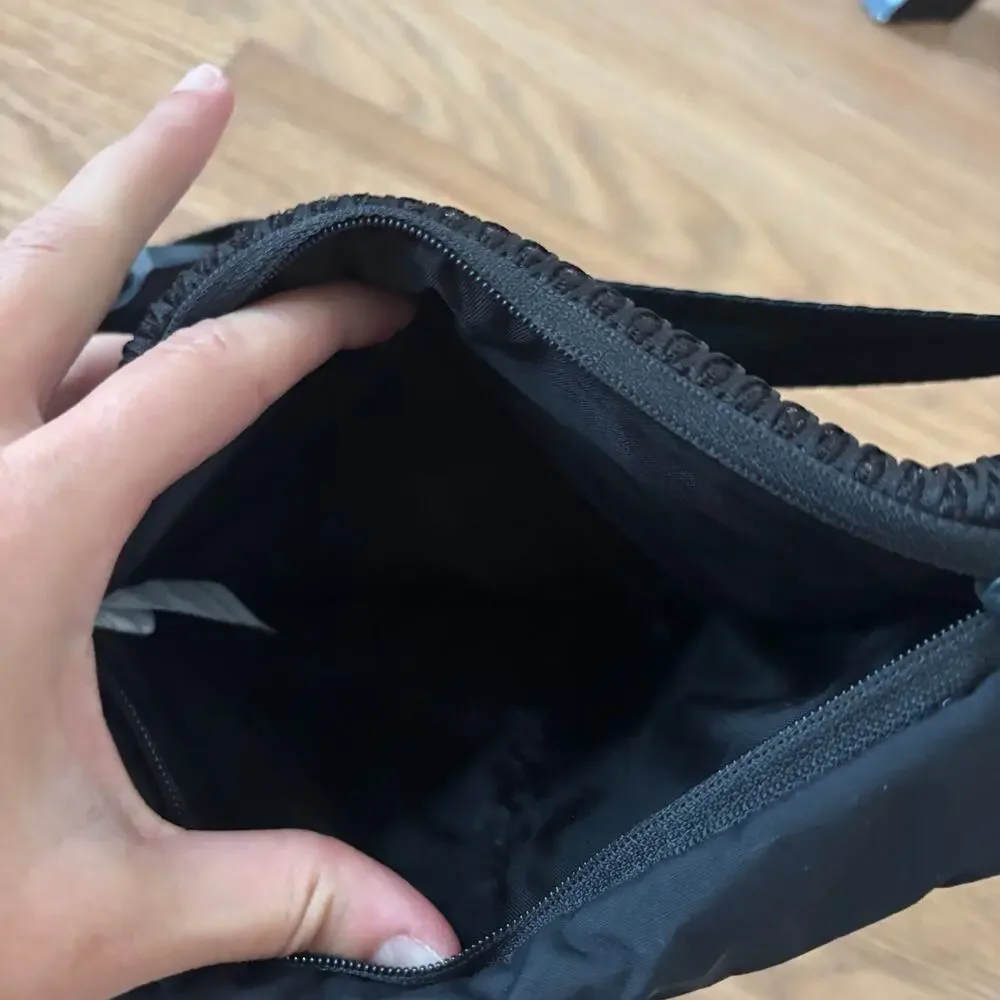 NWT Hoka Hip Pack 2.5L Black Hiking Belt Bag Fanny Bag Running